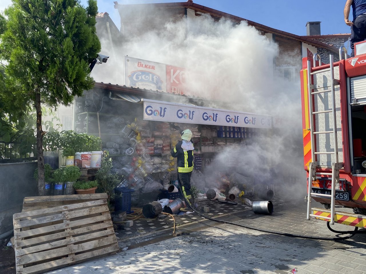 Markette çıkan yangın maddi hasara neden oldu