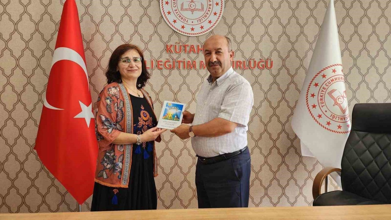 Minik öğrenciler kendi yazdıkları kitabı Müdür Başyiğit’e hediye etti