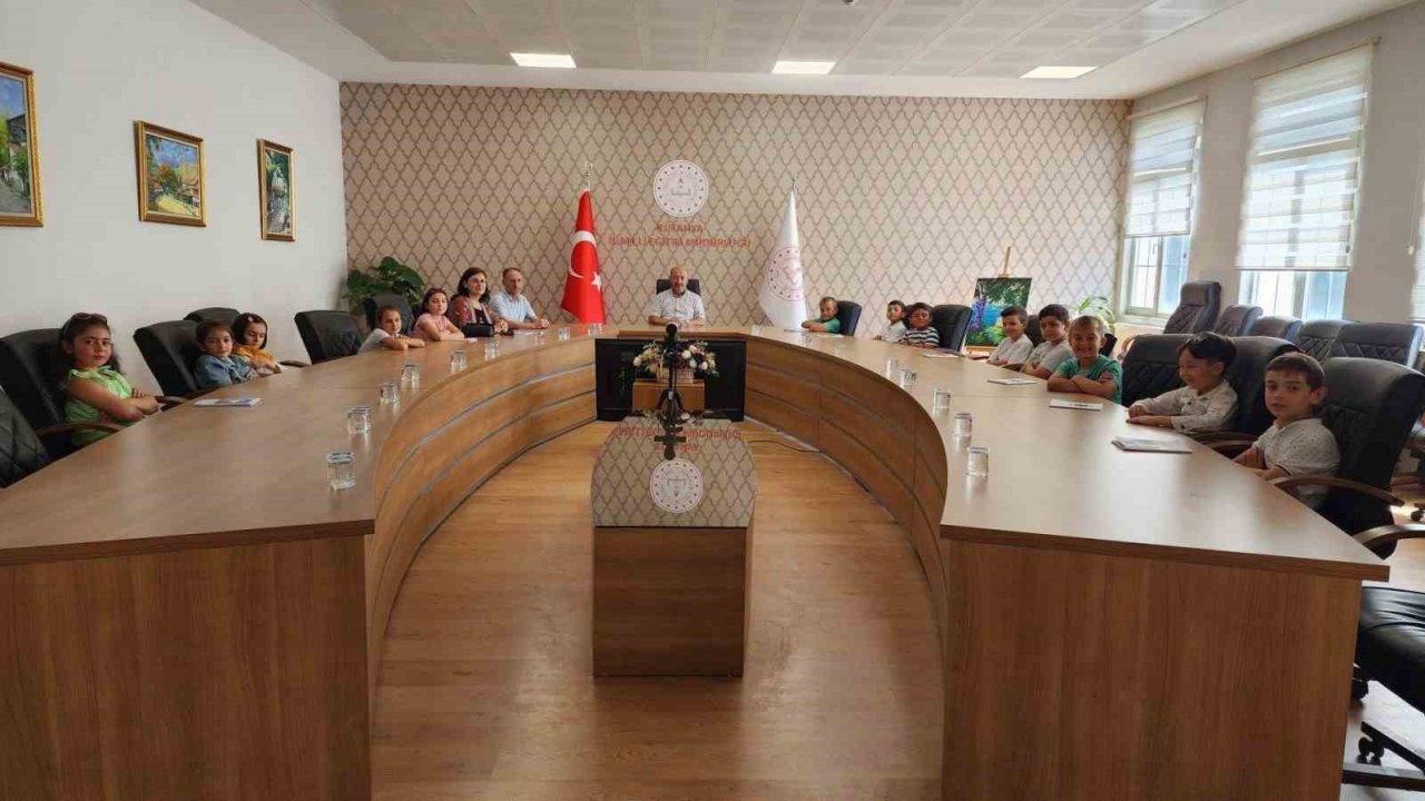 Minik öğrenciler kendi yazdıkları kitabı Müdür Başyiğit’e hediye etti