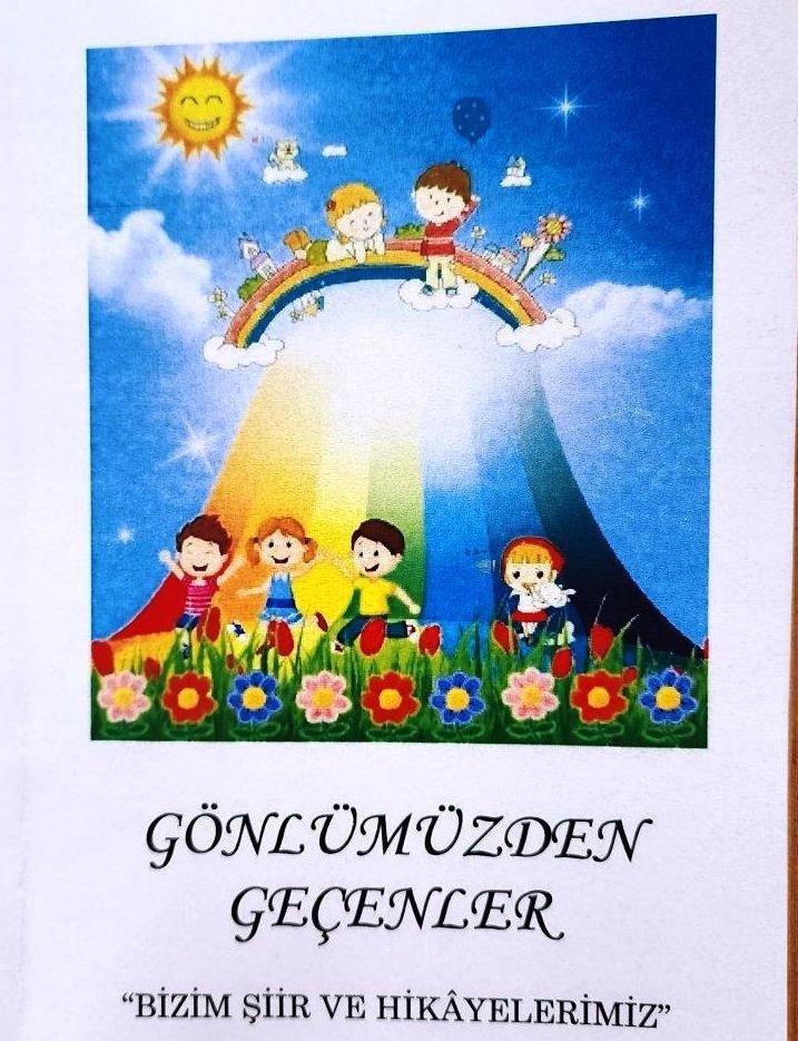 Minik öğrenciler kendi yazdıkları kitabı Müdür Başyiğit’e hediye etti