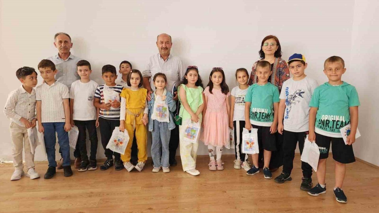 Minik öğrenciler kendi yazdıkları kitabı Müdür Başyiğit’e hediye etti