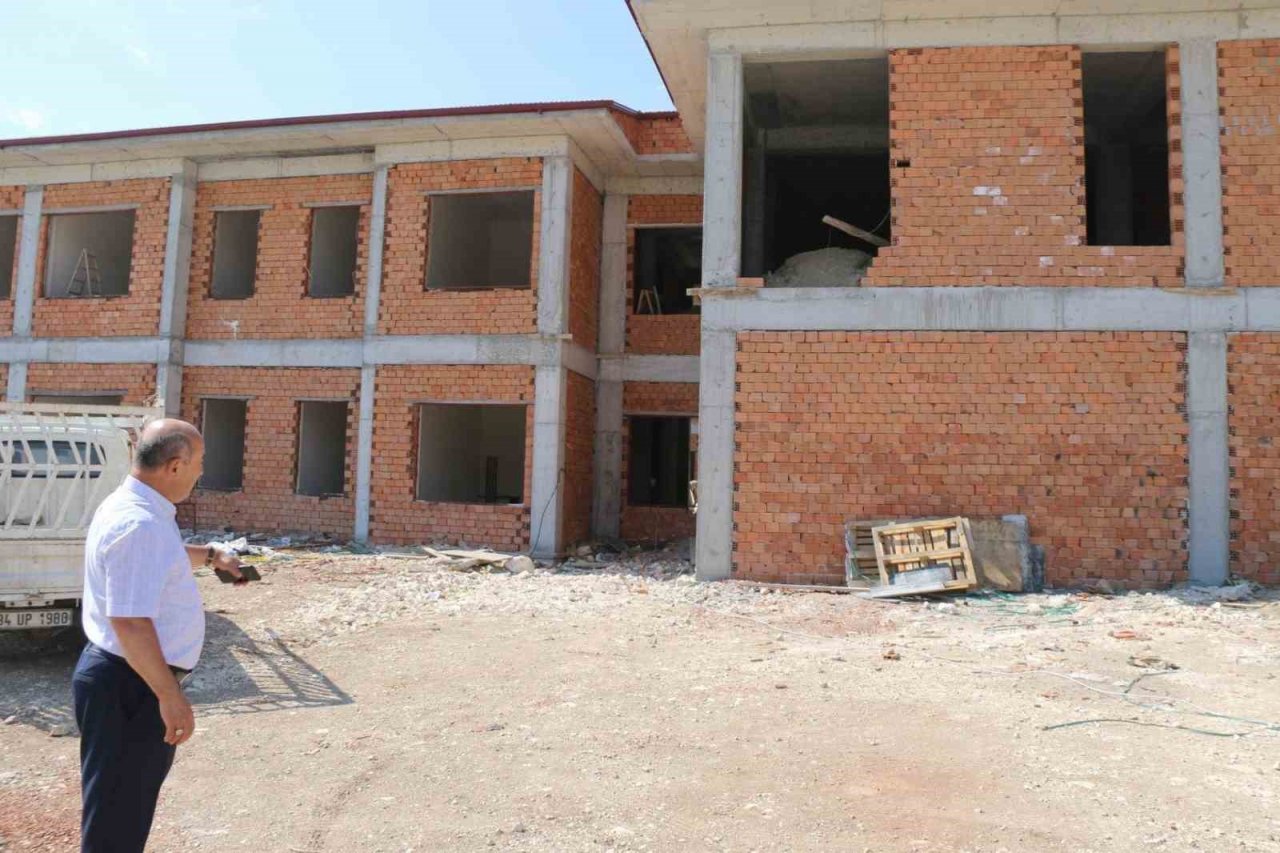 Müdür Başyiğit, yapımı devam eden okul binalarında incelemelerde bulundu