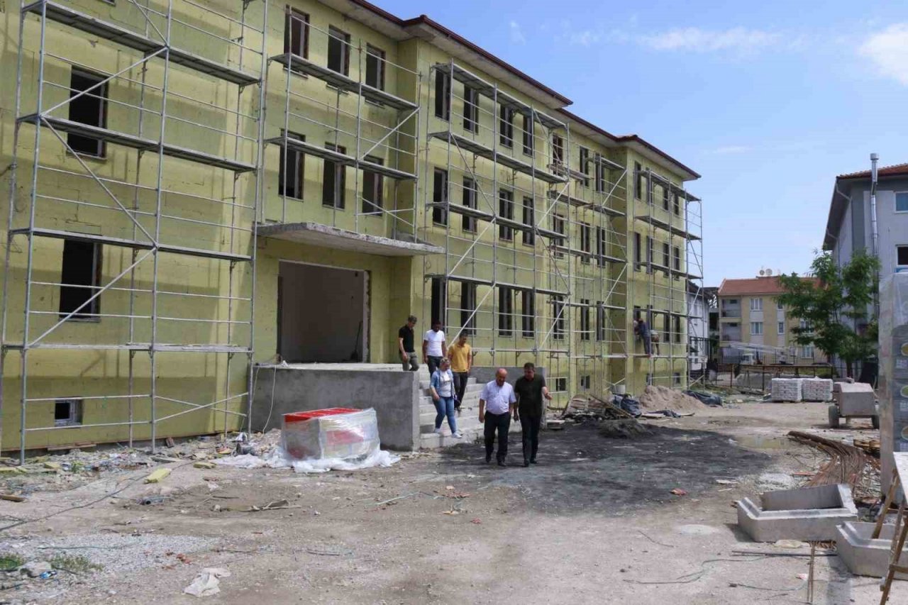Müdür Başyiğit, yapımı devam eden okul binalarında incelemelerde bulundu