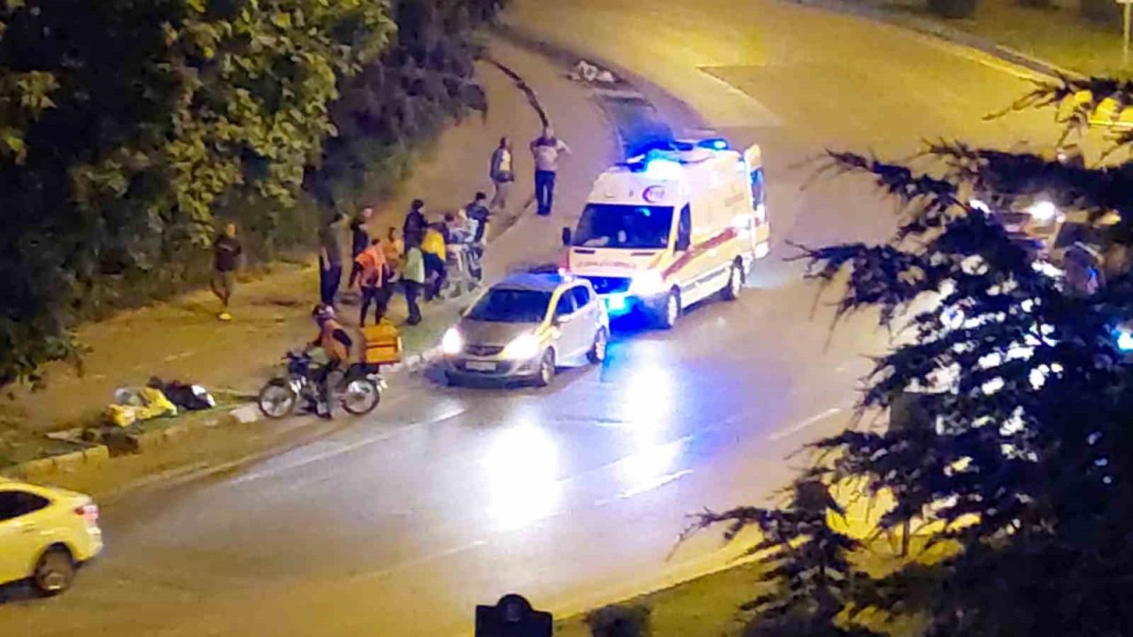 Bisikletli kuryeye otomobil çarptı: 1 yaralı