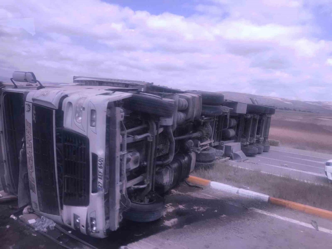 Sivas’ta saman yüklü tır devrildi