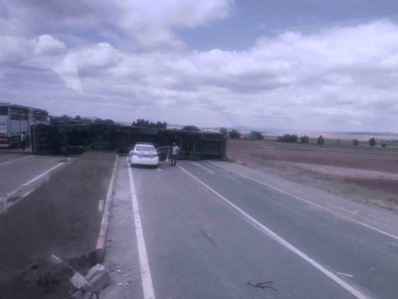 Sivas’ta saman yüklü tır devrildi