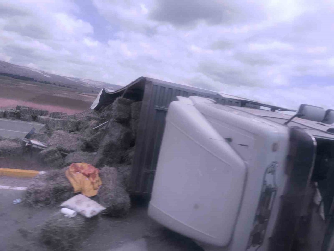 Sivas’ta saman yüklü tır devrildi