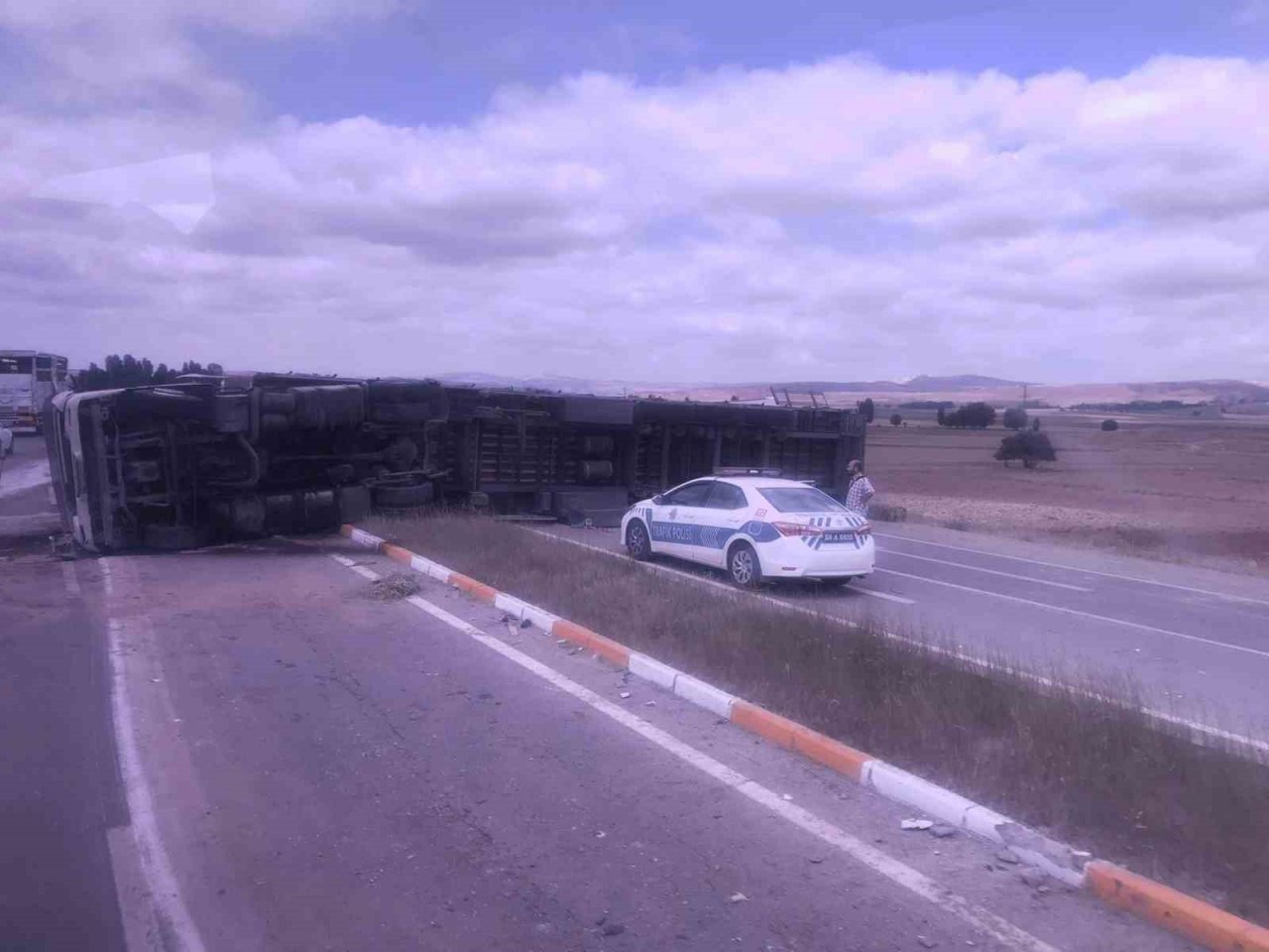 Sivas’ta saman yüklü tır devrildi