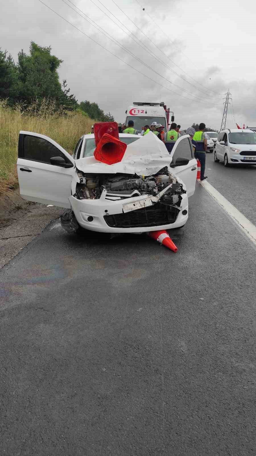 TEM Otoyolu’nda çalışma yapan karayolları aracına otomobil çarptı: 3 yaralı