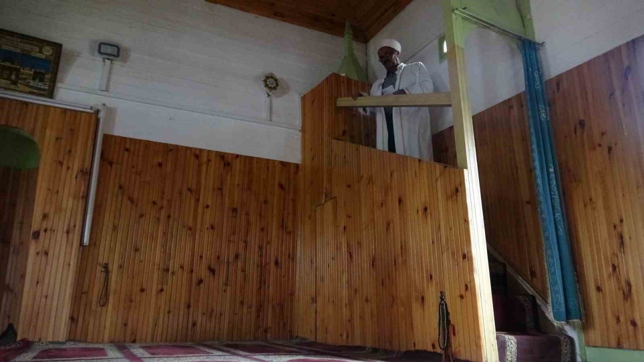 Köylüler tarafından yapıldı, 118 yıldır ibadete devam ediliyor