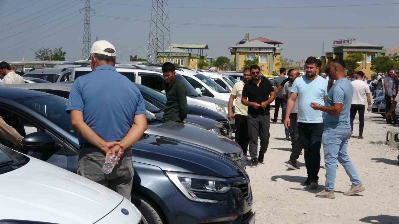 Van’daki ikinci el açık oto pazarında yeni düzenlemeye tam destek