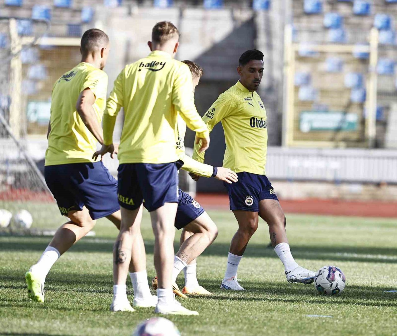 Fenerbahçe, Rusya kampının ilk antrenmanını yaptı