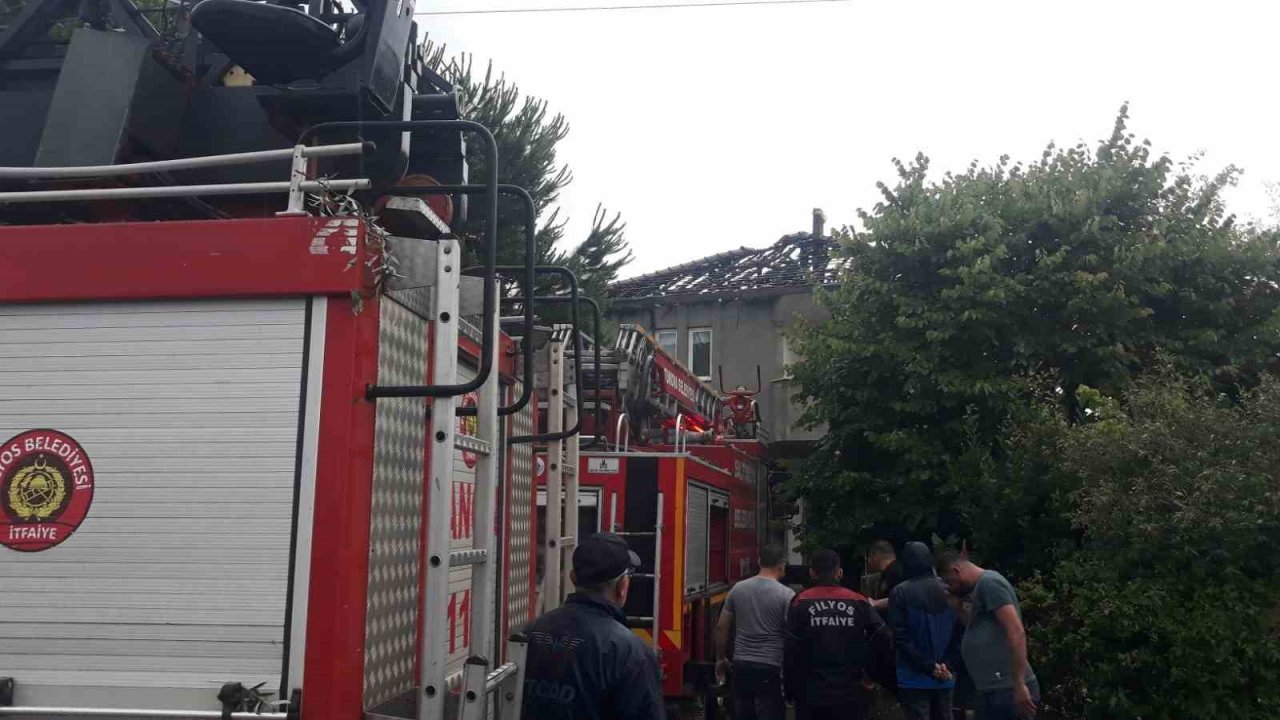 Evin çatısına yıldırım düştü