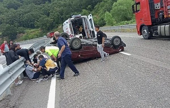 Çarpışan otomobillerden biri ters döndü: 1’i bebek 8 yaralı