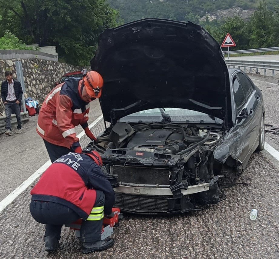Çarpışan otomobillerden biri ters döndü: 1’i bebek 8 yaralı