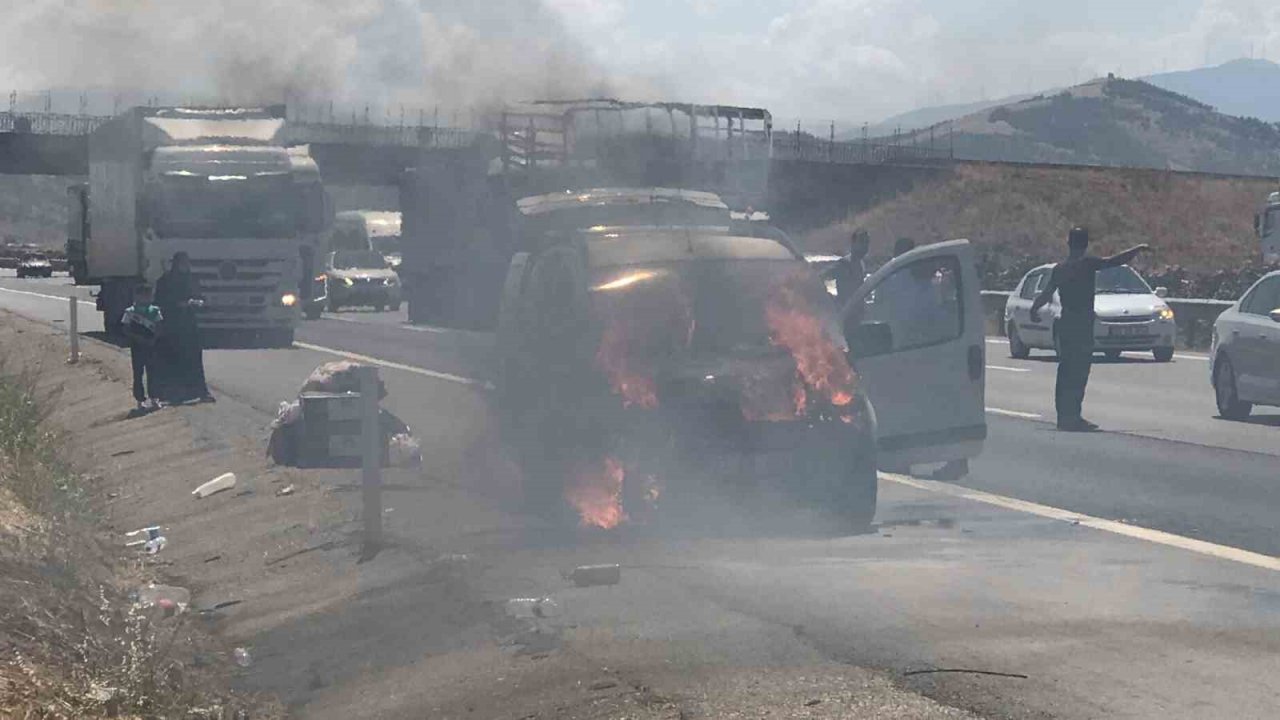 Otobanda alev alan kamyonetten son anda kurtuldular