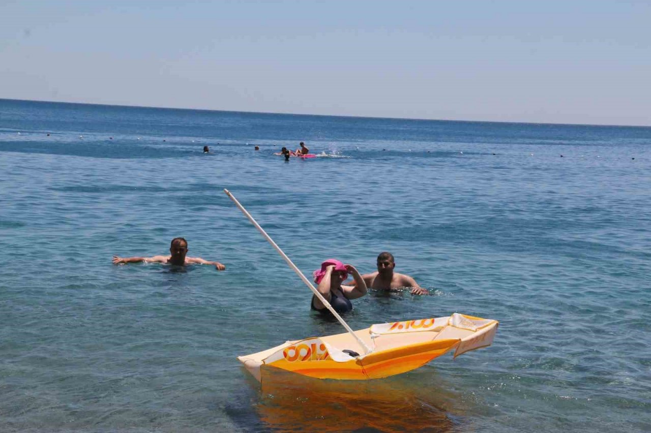 Şiddetli rüzgar dünyaca ünlü sahilde tatilcilere zor anlar yaşattı