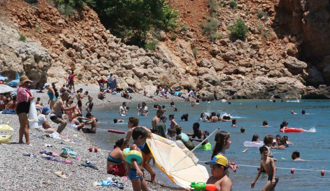 Şiddetli rüzgar dünyaca ünlü sahilde tatilcilere zor anlar yaşattı