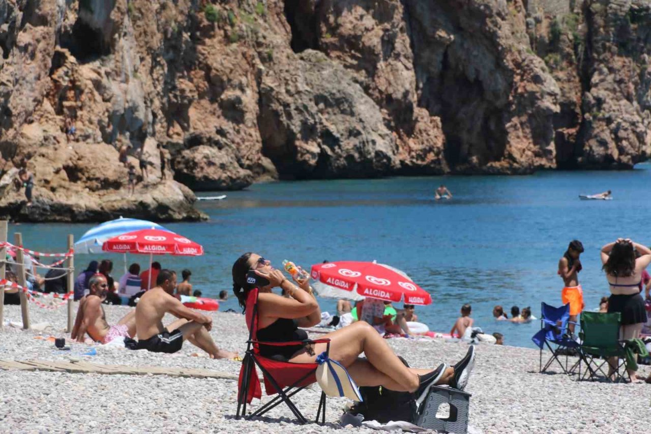 Şiddetli rüzgar dünyaca ünlü sahilde tatilcilere zor anlar yaşattı