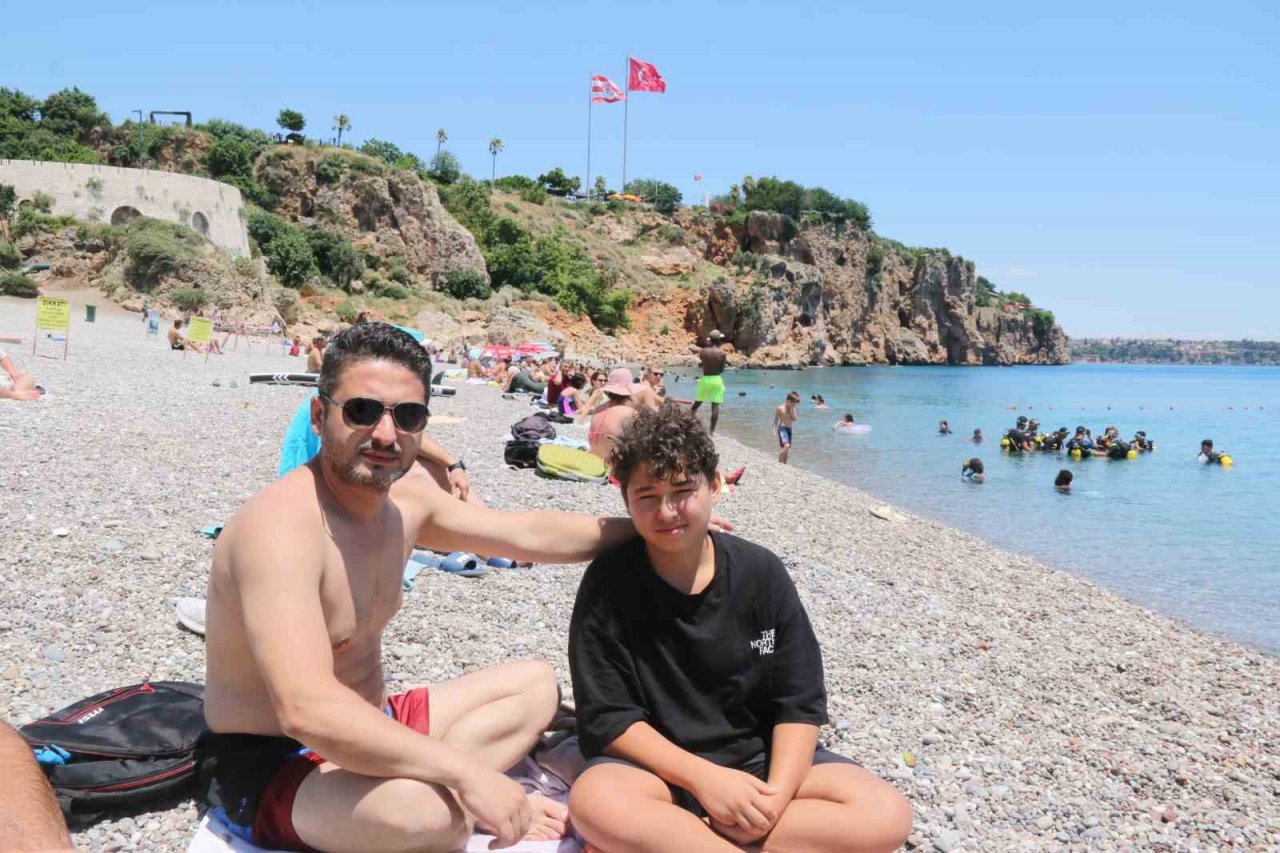 Şiddetli rüzgar dünyaca ünlü sahilde tatilcilere zor anlar yaşattı