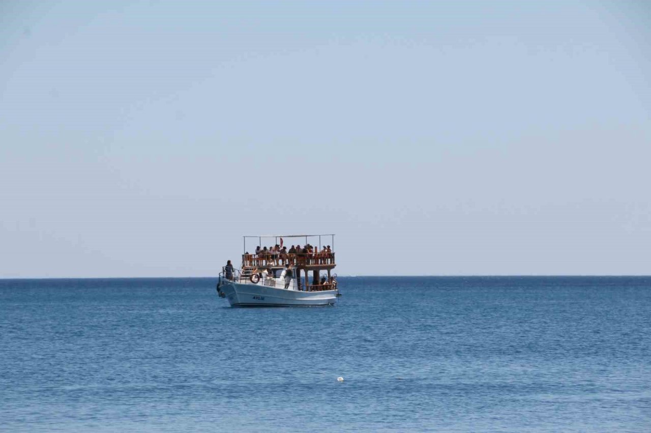 Şiddetli rüzgar dünyaca ünlü sahilde tatilcilere zor anlar yaşattı