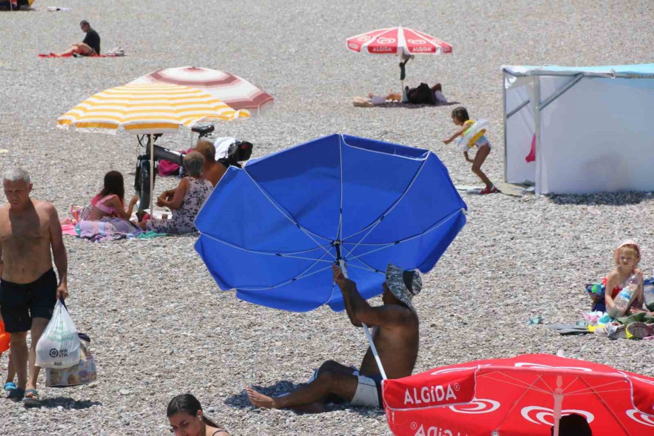 Şiddetli rüzgar dünyaca ünlü sahilde tatilcilere zor anlar yaşattı