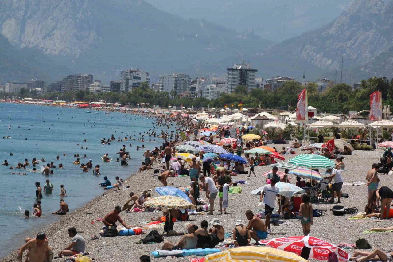 Şiddetli rüzgar dünyaca ünlü sahilde tatilcilere zor anlar yaşattı