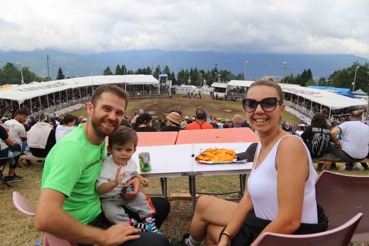 Artvin’in Kafkasör Yaylasında boğaların 42. randevusu nefes kesti