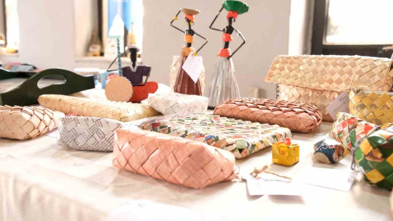 Ayvalık’ta el emeği göz nuru ürünler mahalle evleri pazarında hayat buldu