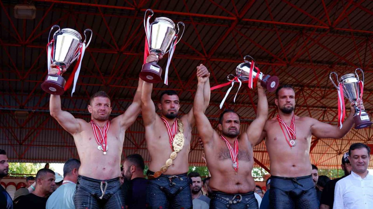 Başpehlivanlara ödülünü Bakan Aşkın Bak verdi