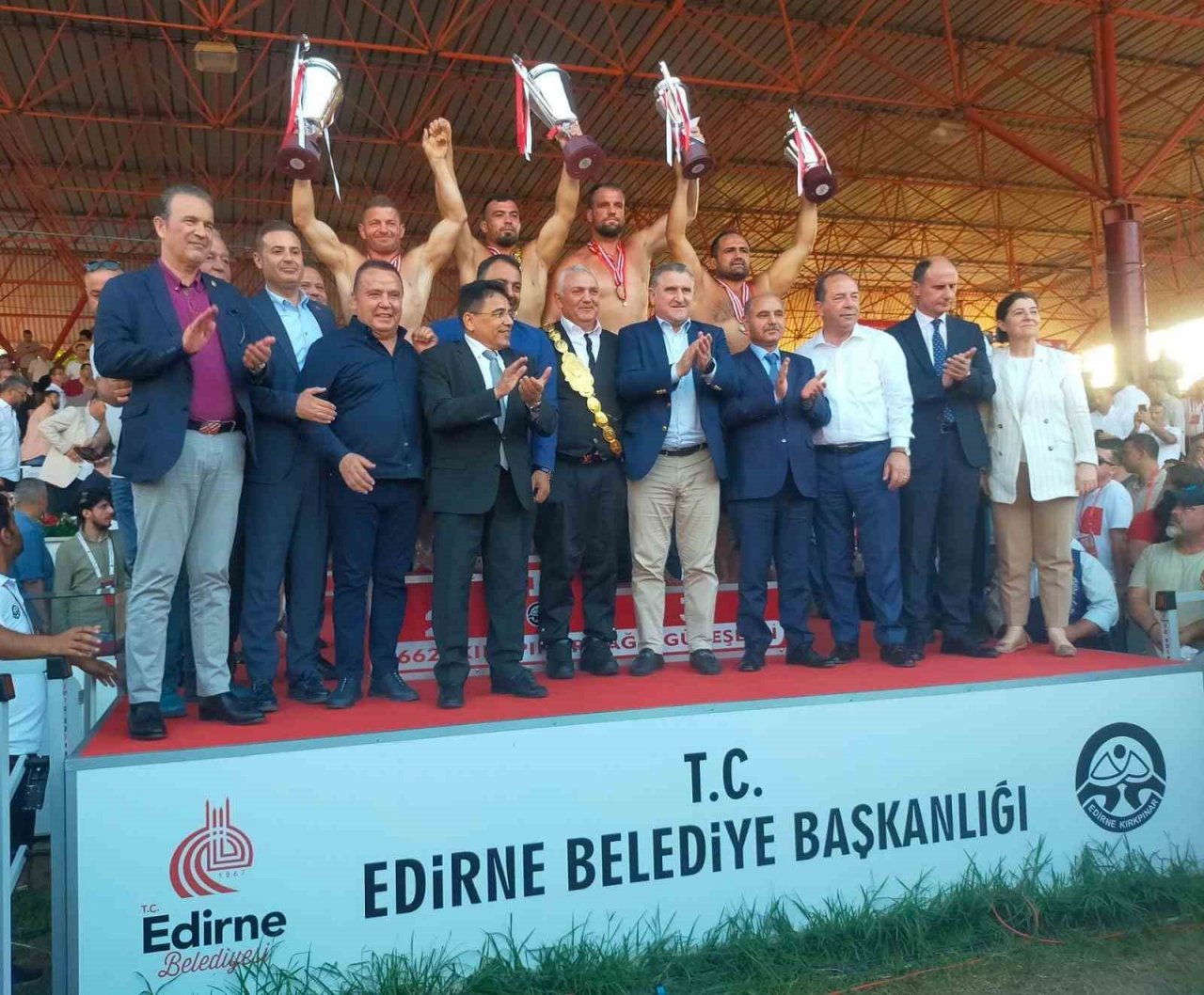 Başpehlivanlara ödülünü Bakan Aşkın Bak verdi