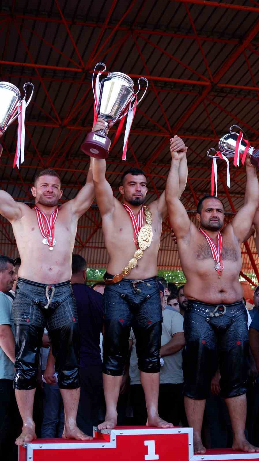 Başpehlivanlara ödülünü Bakan Aşkın Bak verdi