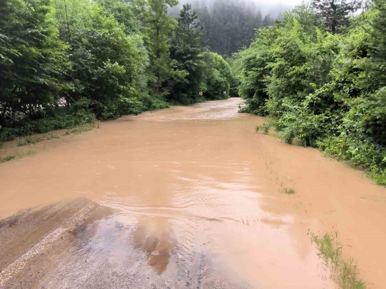 Mengen-Pazarköy yolu trafiğe kapandı