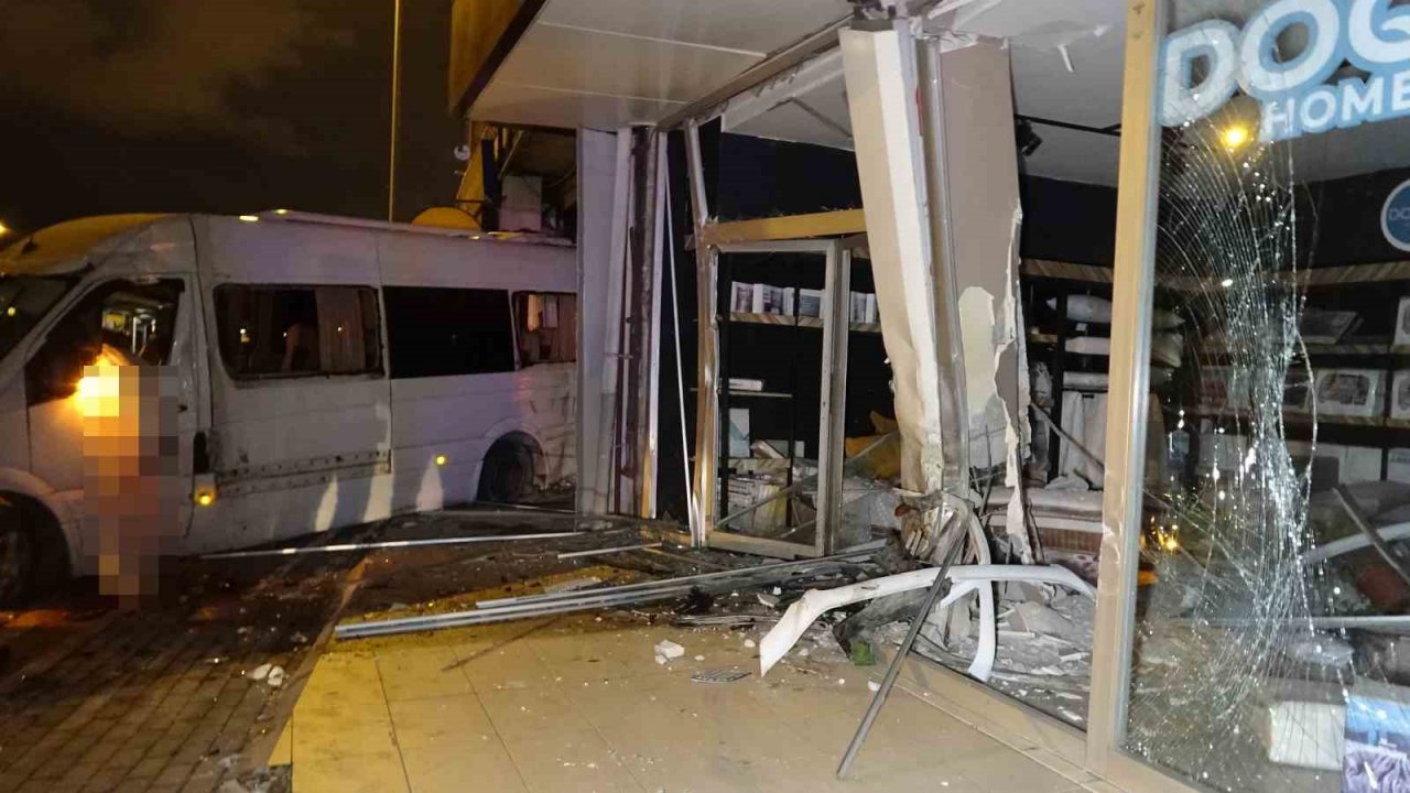 Sürücünün kontrolünü kaybettiği servis minibüsü kaza yaptı: 1 ölü, 4 yaralı