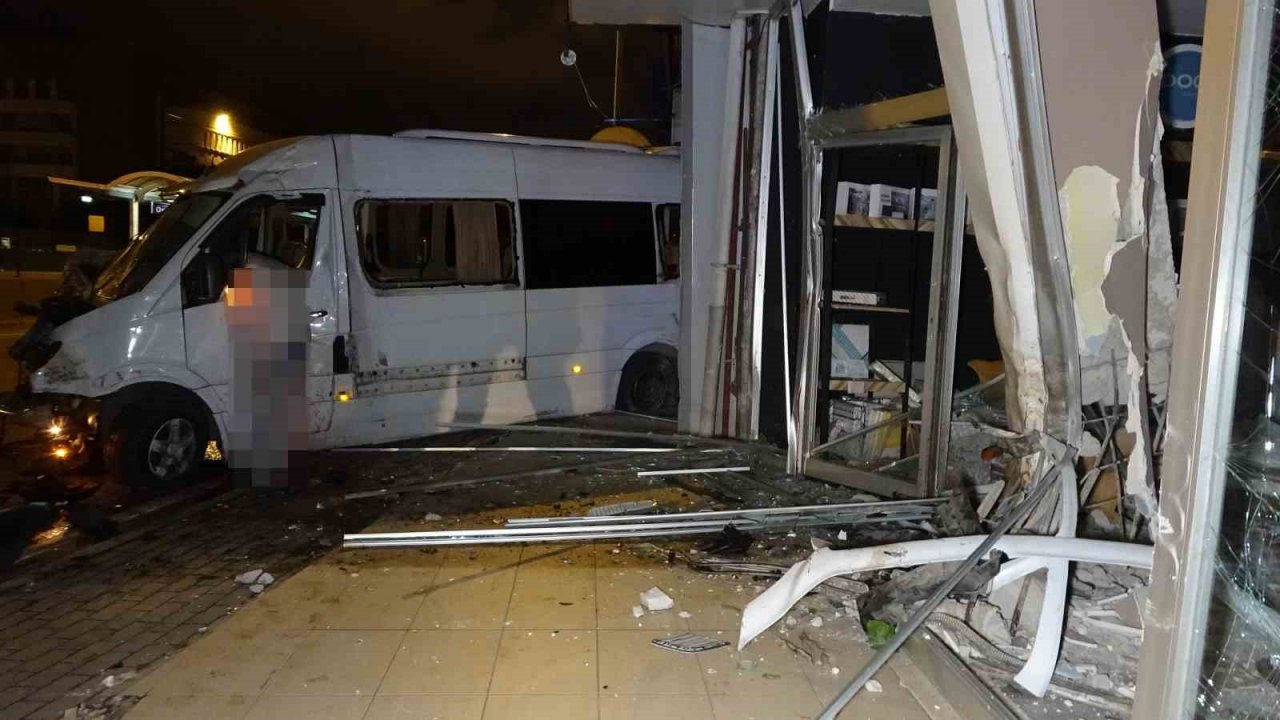 Sürücünün kontrolünü kaybettiği servis minibüsü kaza yaptı: 1 ölü, 4 yaralı