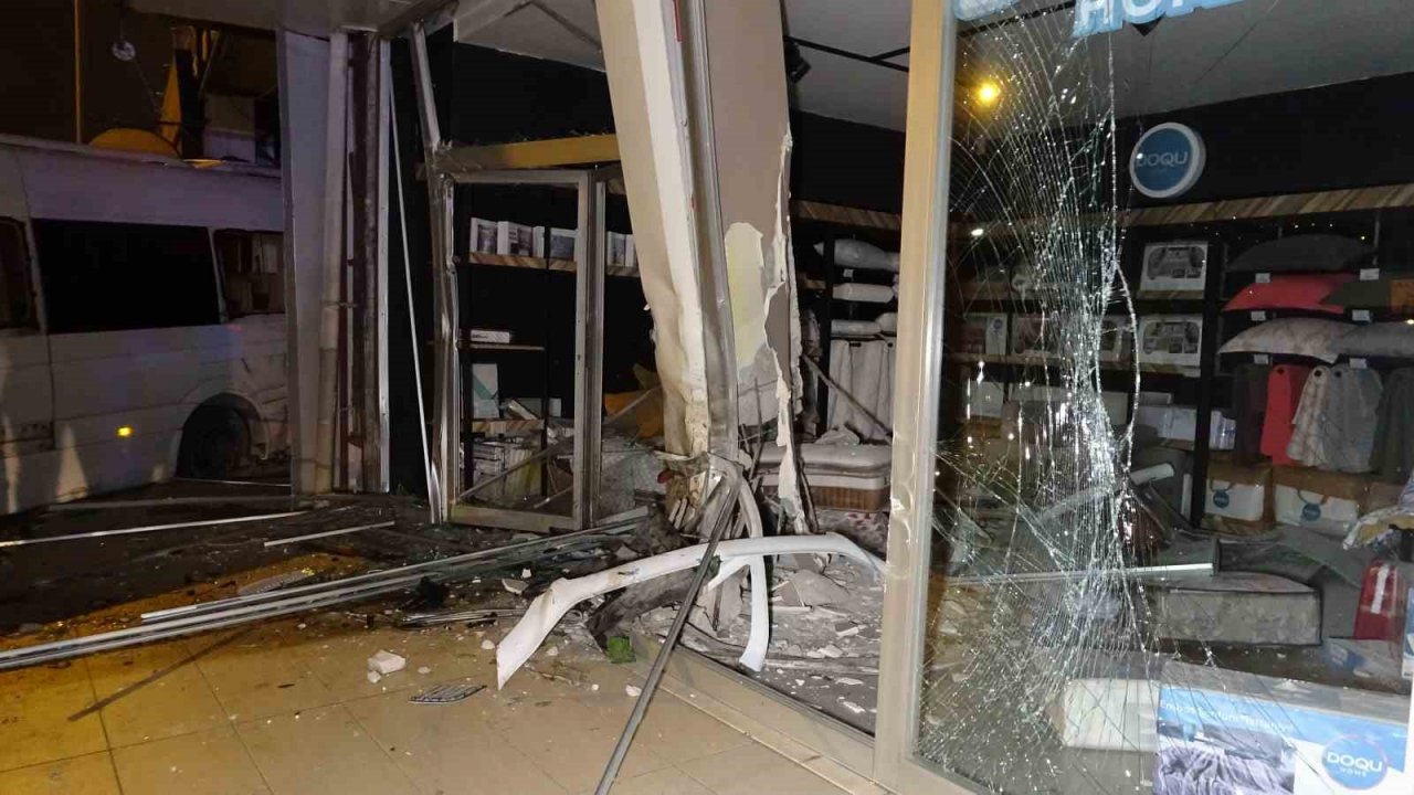 Sürücünün kontrolünü kaybettiği servis minibüsü kaza yaptı: 1 ölü, 4 yaralı