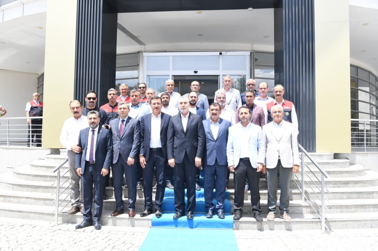 Gürkan, Bakan Işıkhan’a kayısı üreticilerinin taleplerini iletti