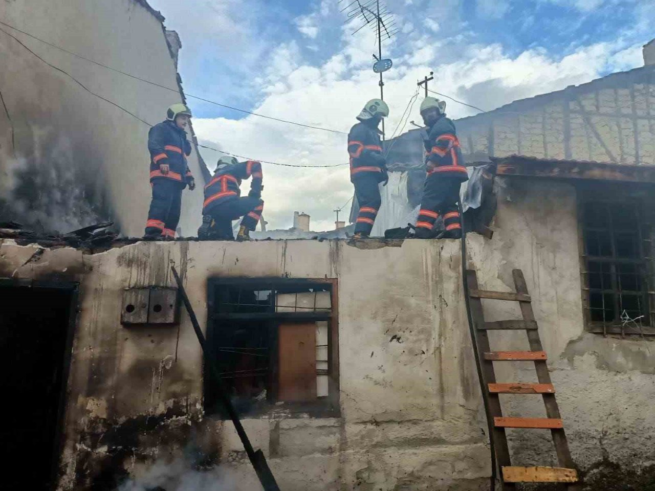 Tek katlı ev, yangında kullanılmaz hale geldi