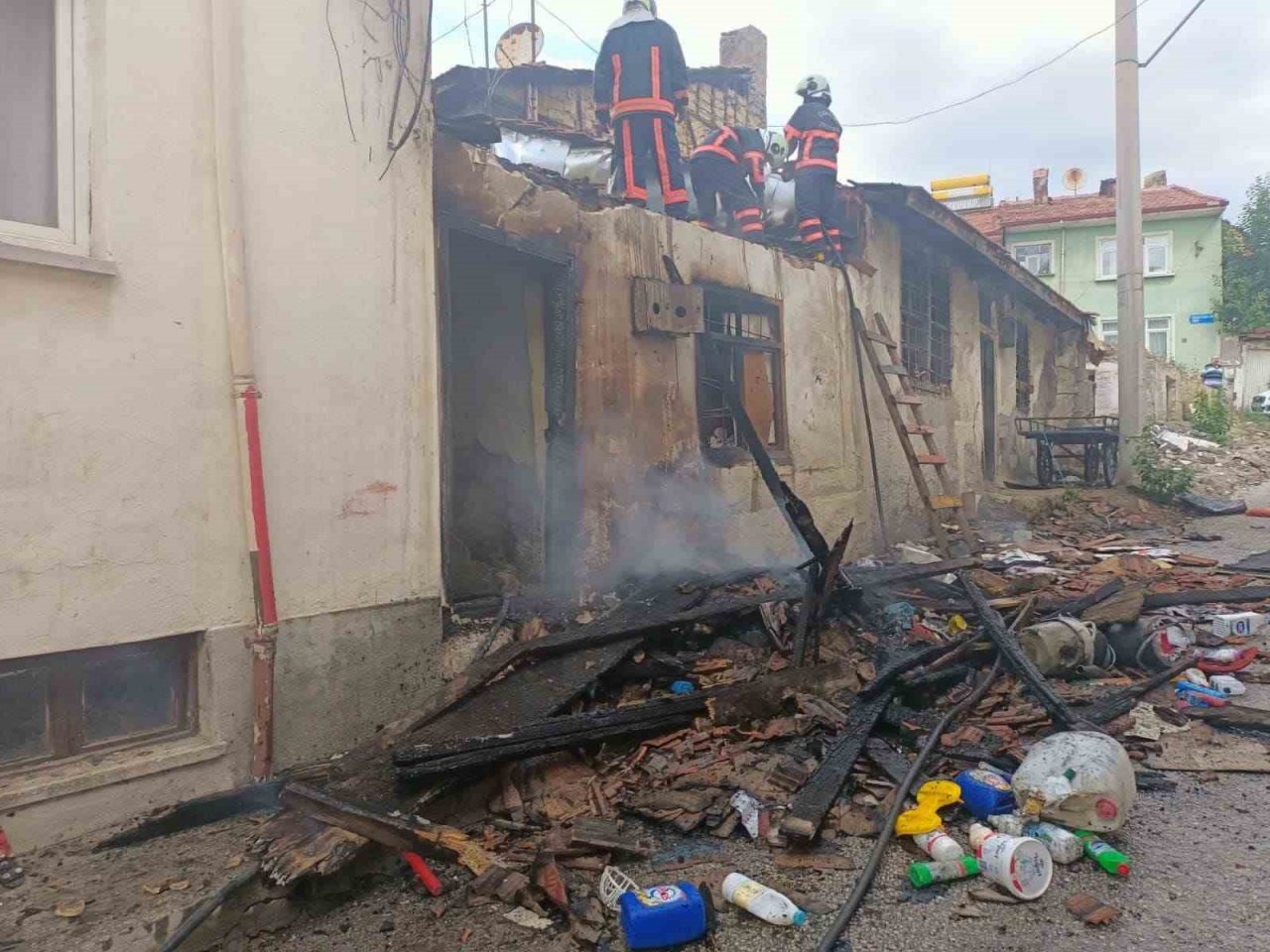Tek katlı ev, yangında kullanılmaz hale geldi