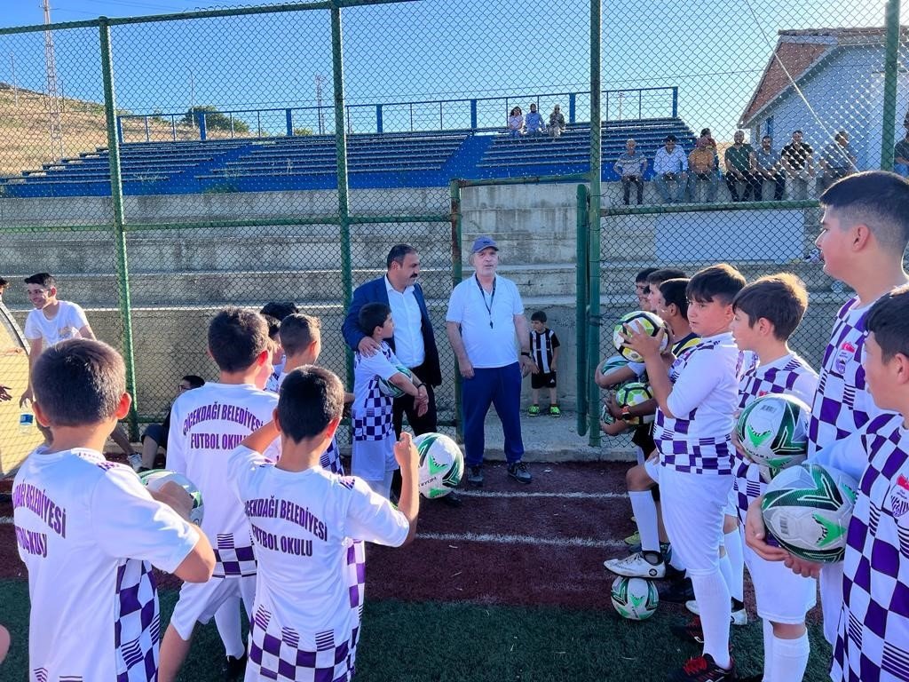 Çiçekdağı ilçesinde yaz futbol okulu başladı