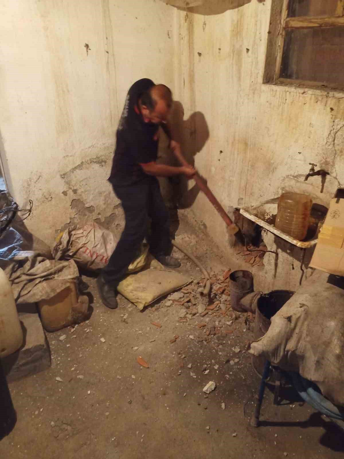 Havalandırma boşluğuna düşen yavru kediyi itfaiye kurtardı