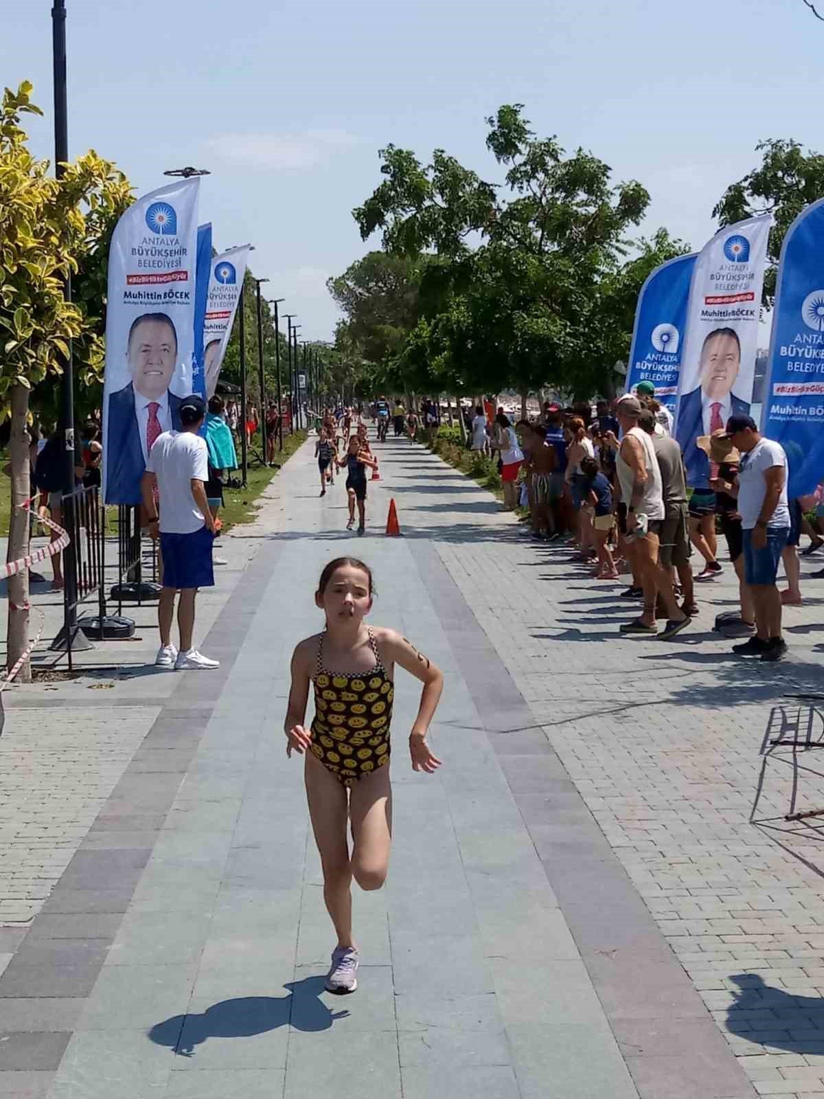 Denizlili sporcular, triatlonda madalyaları topladı