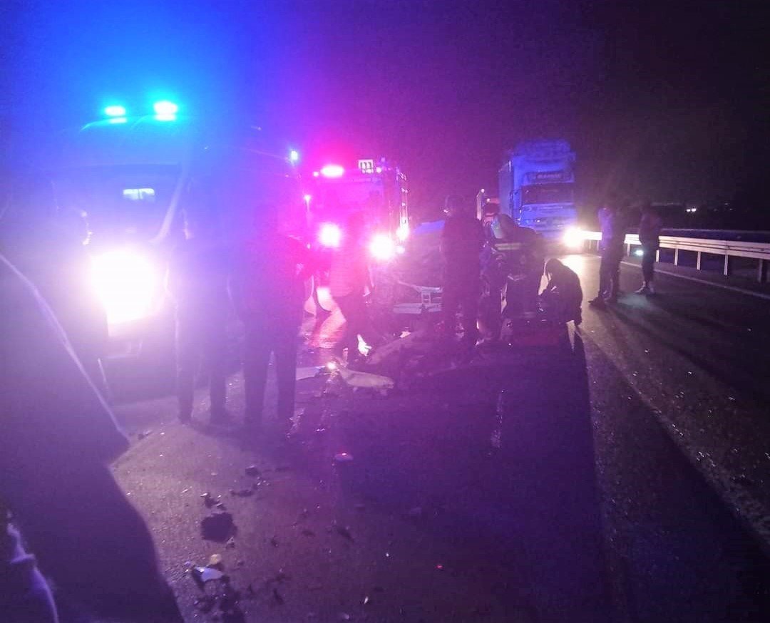 Tıra arkadan otomobiliyle çarpan belediye personeli hayatını kaybetti