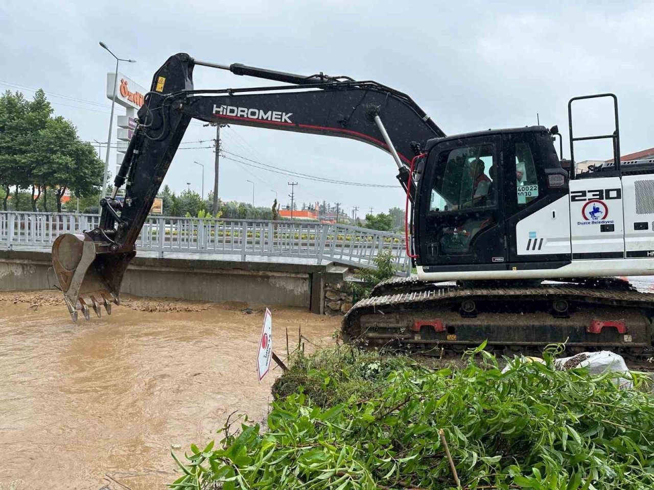 Ekipler, alarm seviyesini yükseltti 25 iş makinesi ve 100 personel sahada