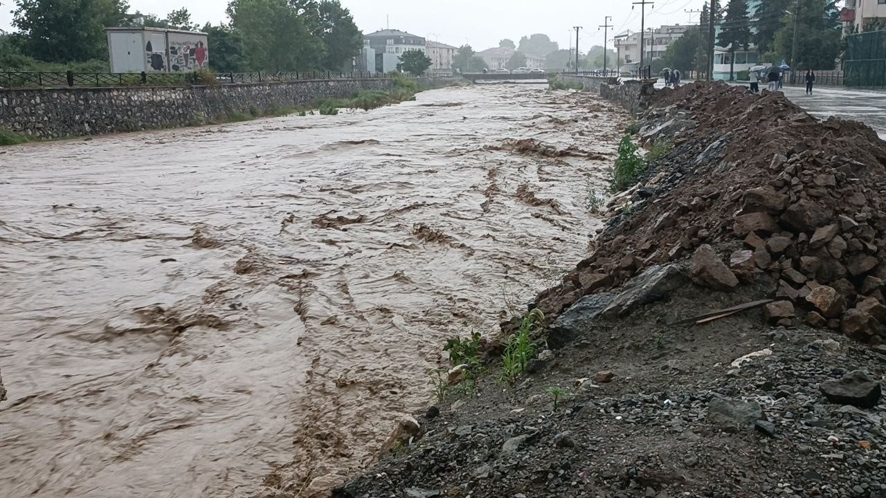 Deprem değil sel yolu bu hale getirdi