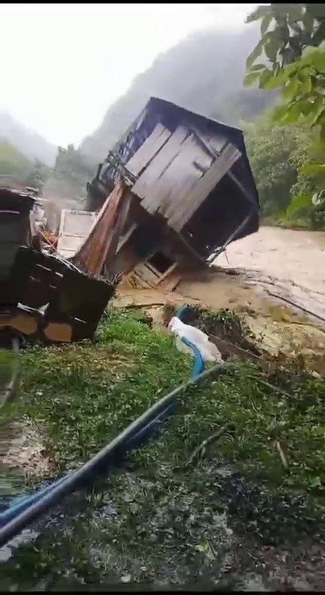 Sel sularına kapıldı, ahır böyle yıkıldı