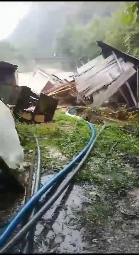 Sel sularına kapıldı, ahır böyle yıkıldı