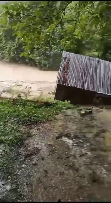 Sel sularına kapıldı, ahır böyle yıkıldı