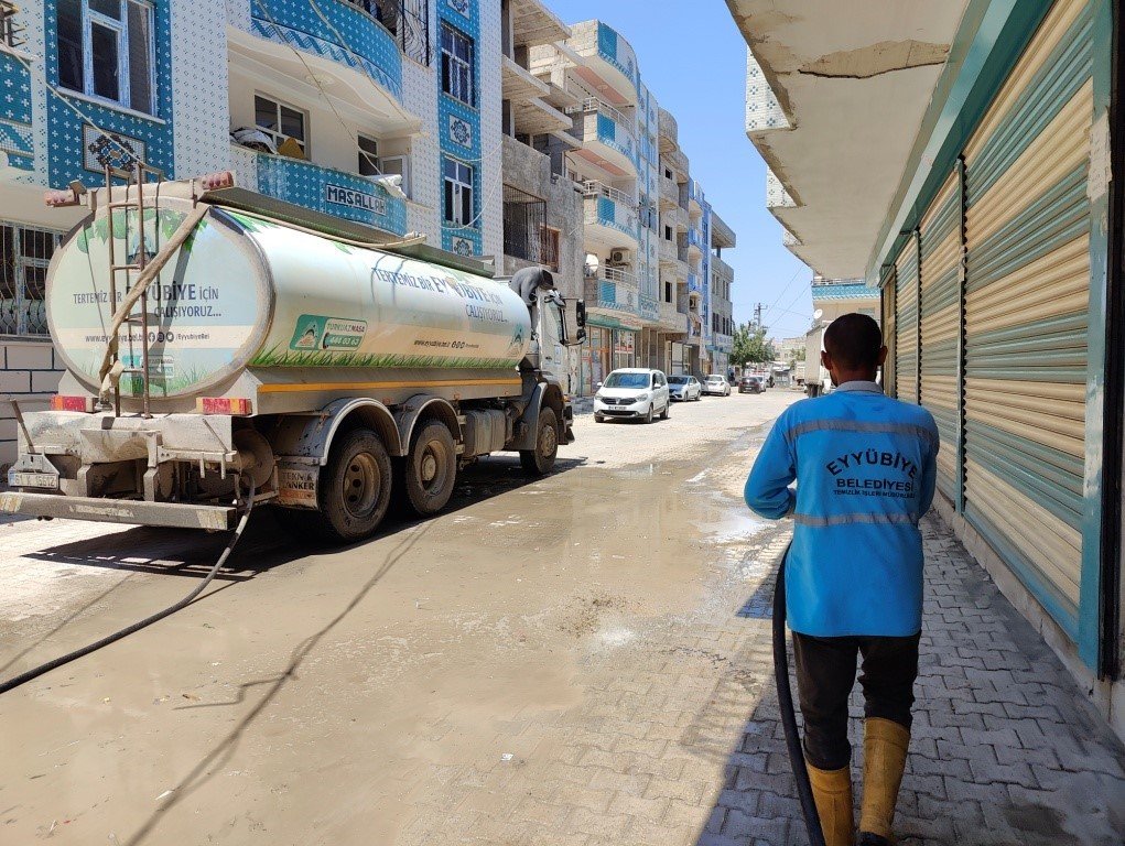 Eyyübiye’de sokak yıkama rutine dönüyor
