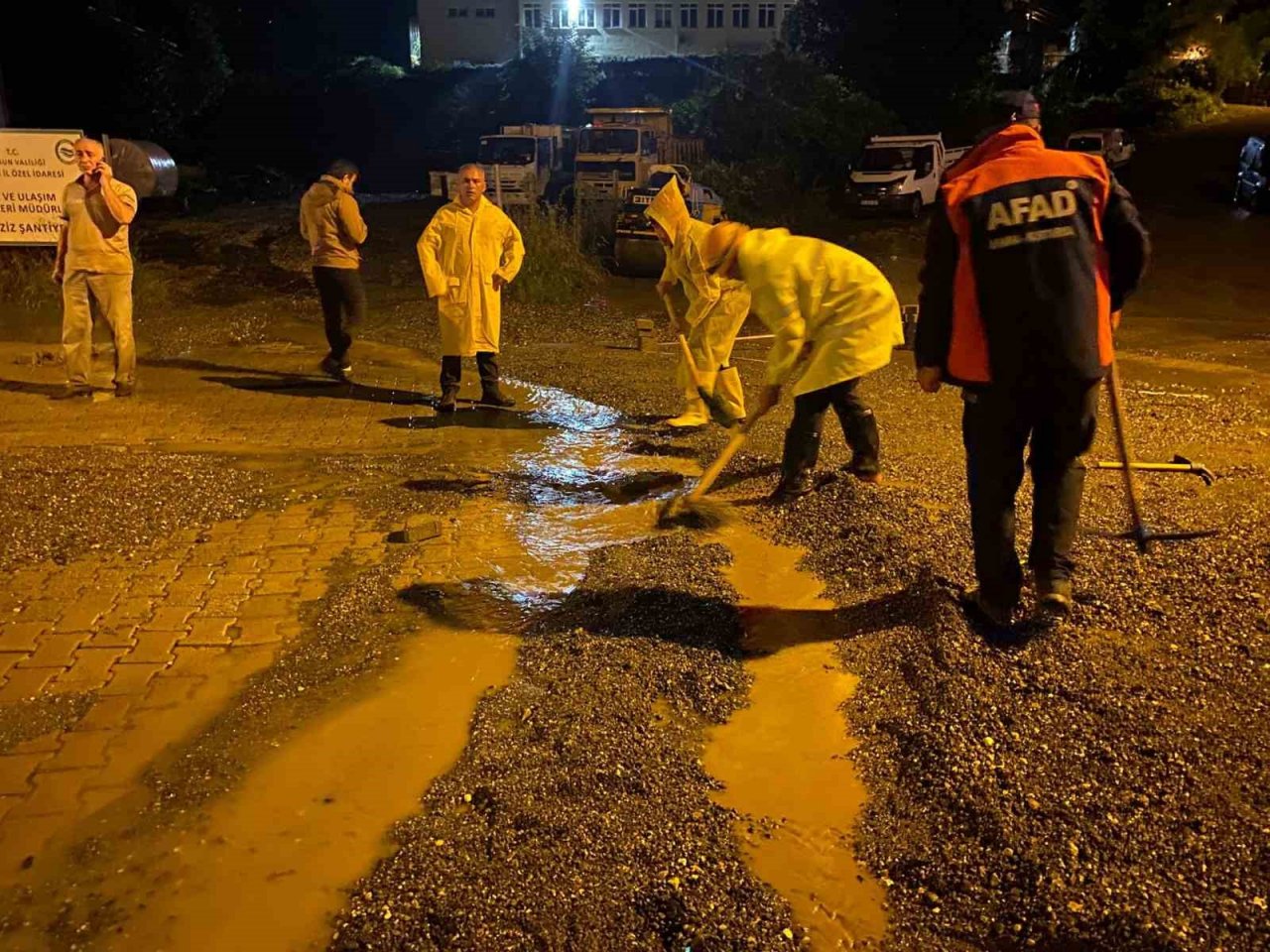 Giresun’da sağanak yağış sonrası ev ve işyerlerini su bastı